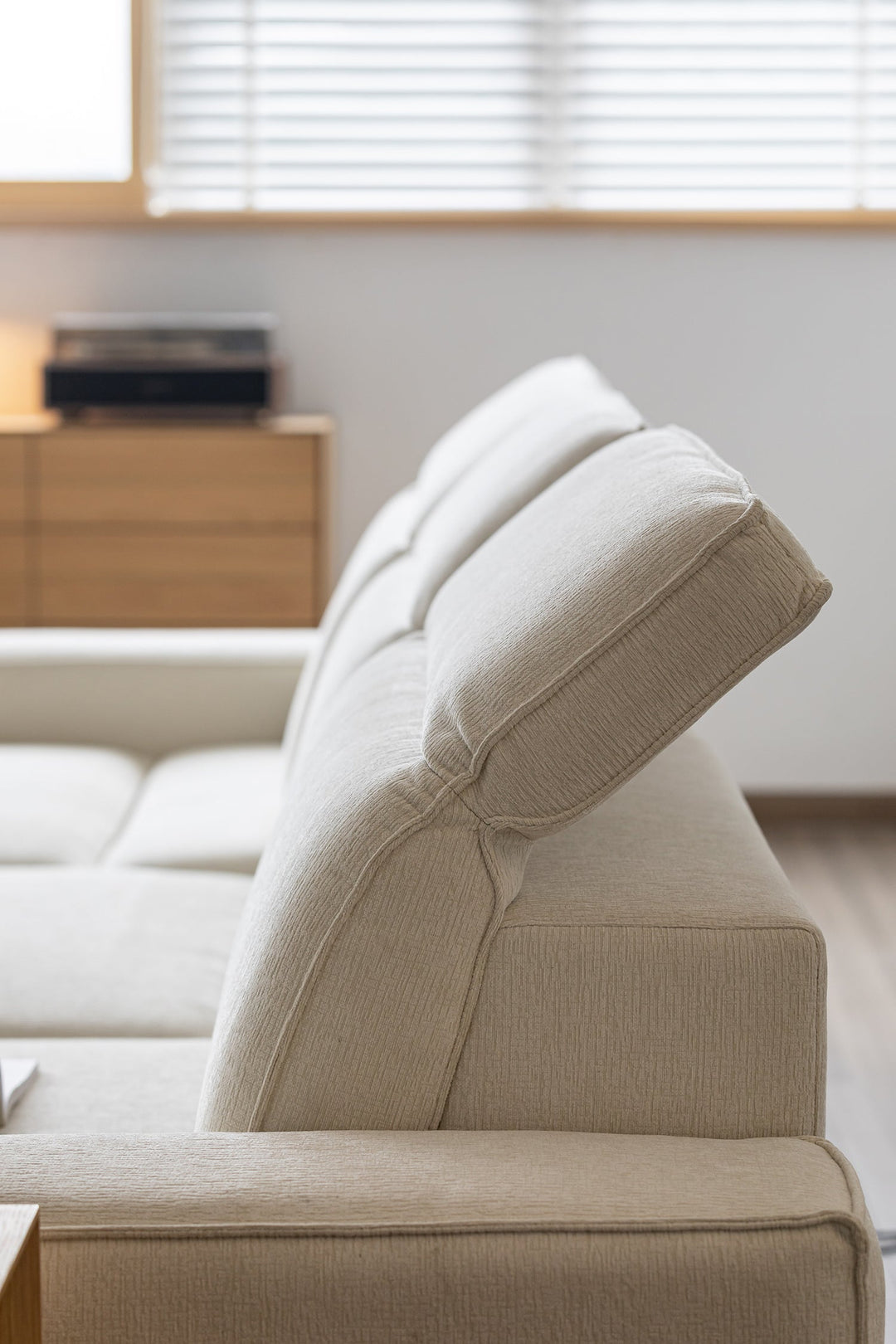Height-adjustable sofa with adjustable headrest, designed for modern US living rooms, apartments, and family homes.