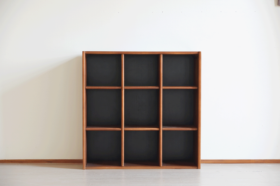Vintage boxwood modular bookshelf n plus in details.