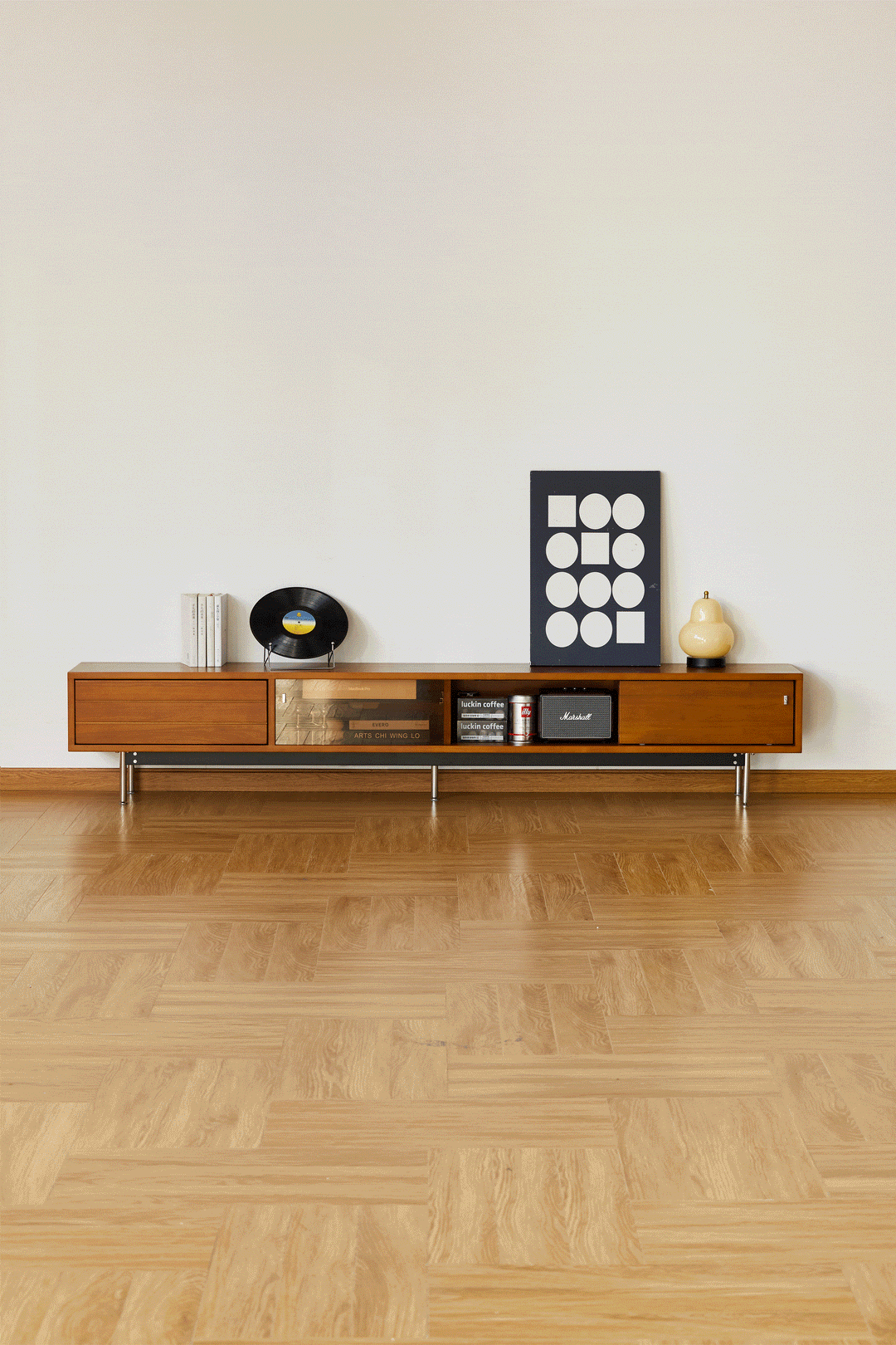 Vintage boxwood tv console bach detail 1.