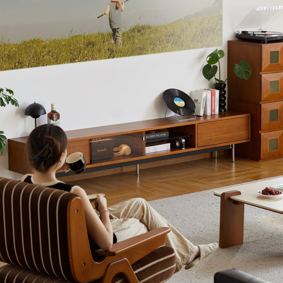 Vintage boxwood tv console bach in real life style.